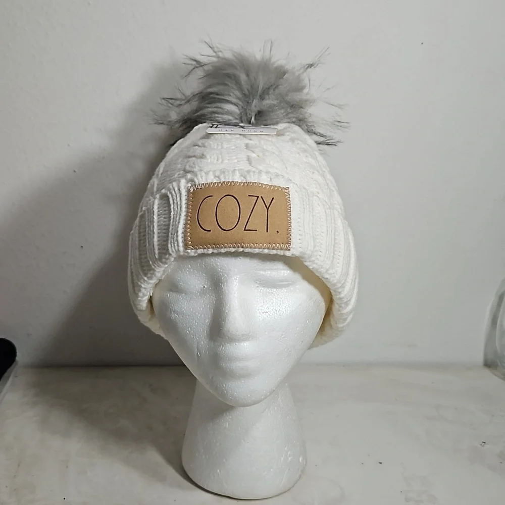 NWT Rae Dunn for David & Young cozy cream adult knit beanie with gray furry Pom